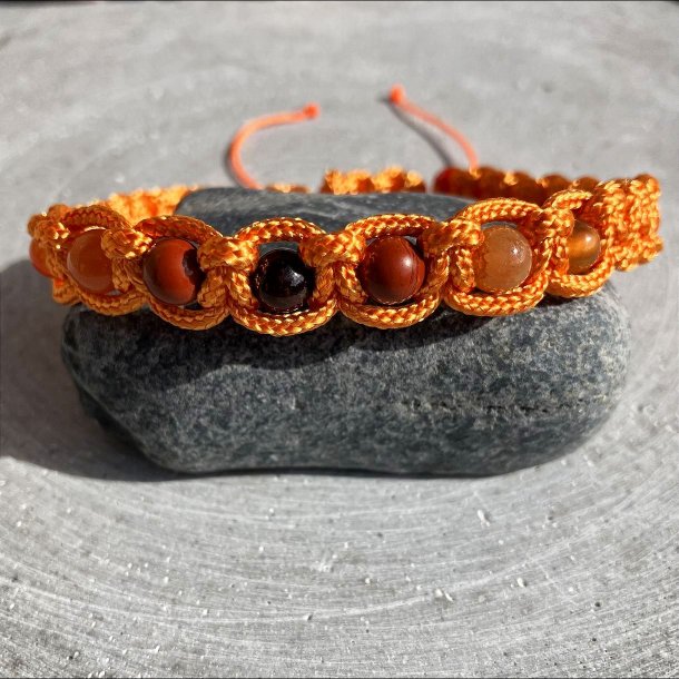 H�ndlavet knyttet armb�nd inspireret af Mars med granat, r�d jaspis, r�d aventurin og karneol i varm orange nylonsnor.