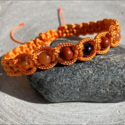 H�ndlavet knyttet armb�nd inspireret af Mars med granat, r�d jaspis, r�d aventurin og karneol i varm orange nylonsnor.
