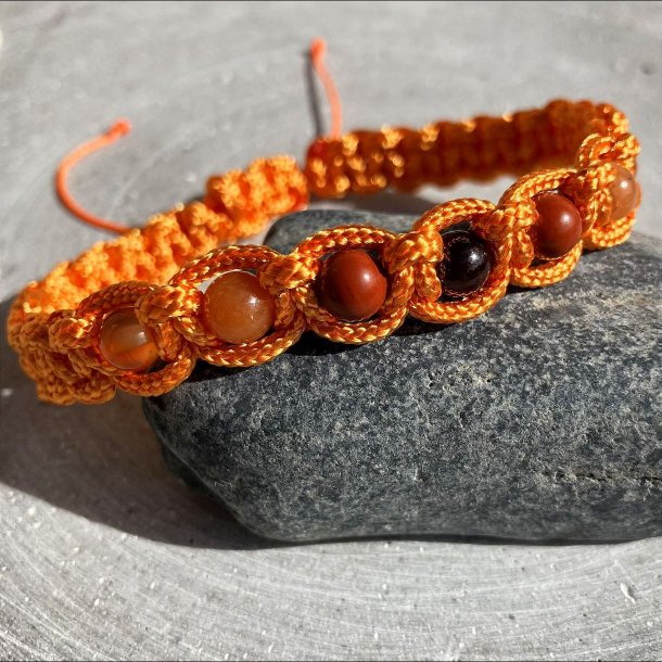 H�ndlavet knyttet armb�nd inspireret af Mars med granat, r�d jaspis, r�d aventurin og karneol i varm orange nylonsnor.