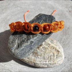 H�ndlavet knyttet armb�nd inspireret af Mars med granat, r�d jaspis, r�d aventurin og karneol i varm orange nylonsnor.