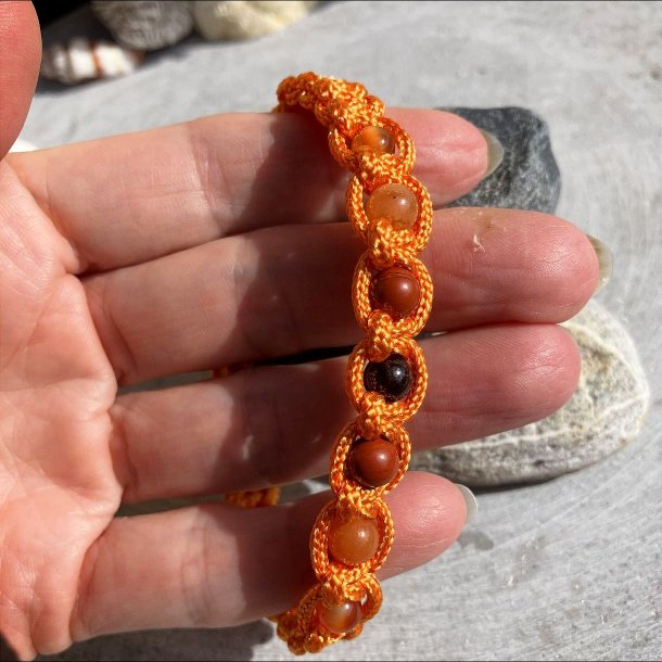 H�ndlavet knyttet armb�nd inspireret af Mars med granat, r�d jaspis, r�d aventurin og karneol i varm orange nylonsnor.