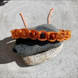 H�ndlavet knyttet armb�nd inspireret af Mars med granat, r�d jaspis, r�d aventurin og karneol i varm orange nylonsnor.