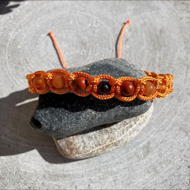 H�ndlavet knyttet armb�nd inspireret af Mars med granat, r�d jaspis, r�d aventurin og karneol i varm orange nylonsnor.