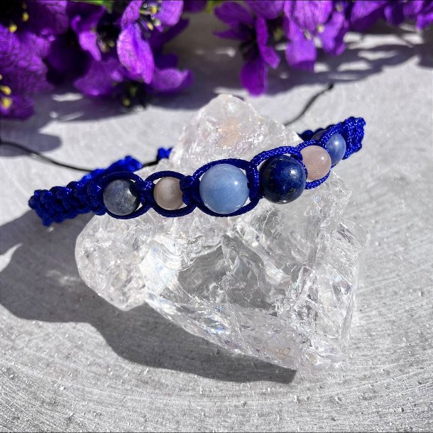 H�ndlavet knyttet krystalarmb�nd i bl� snor med krystaller af angelit, lapis lazuli, m�nesten og sodalit, placeret p� en bjergkrystal.