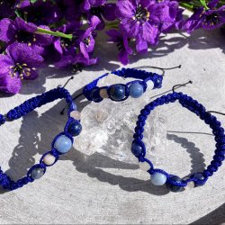 Krystal Oasen h�ndlavede krystalarmb�nd i bl� snor med angelit, lapis lazuli, m�nesten og sodalit, arrangeret omkring en bjergkrystal.