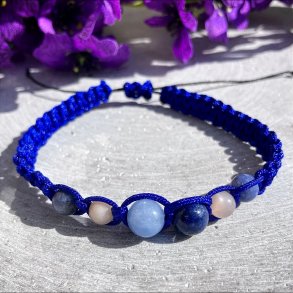 H�ndlavet knyttet krystalarmb�nd i bl� snor med krystaller af angelit, lapis lazuli, m�nesten og sodalit