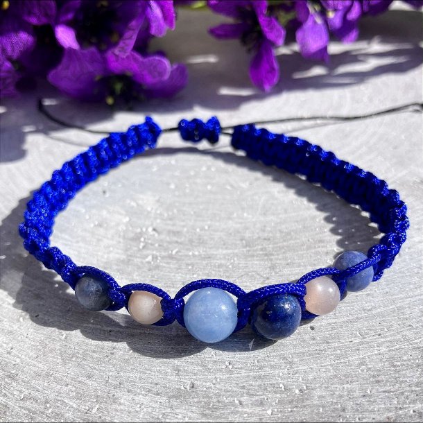 H�ndlavet knyttet krystalarmb�nd i bl� snor med krystaller af angelit, lapis lazuli, m�nesten og sodalit