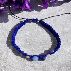 Knyttet krystalarmb�nd i dyb bl� farve med krystaller af angelit, lapis lazuli, m�nesten og sodalit, 