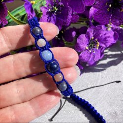 N�rbillede af h�ndlavet knyttet Neptun krystalarmb�nd i bl� snor med krystaller af angelit, lapis lazuli, m�nesten og sodalit