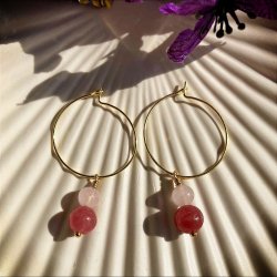 Rose creol reringe med rosakvarts og jordbrkvarts – hndlavet i forgyldt design, skaber varm og krlig energi.