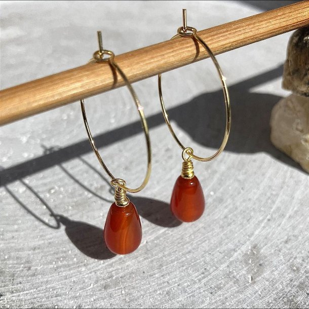 reringe, hndlavede forgyldte creol med agat drber.