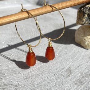 reringe, hndlavede forgyldte creol med agat drber.