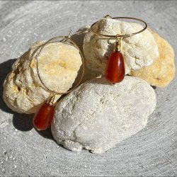 reringe, hndlavede forgyldte creol med agat drber.