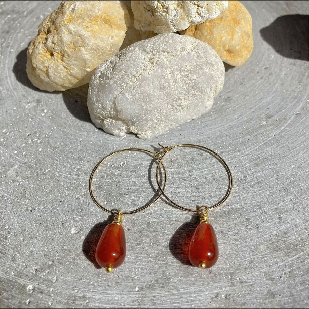 reringe, hndlavede forgyldte creol med agat drber.