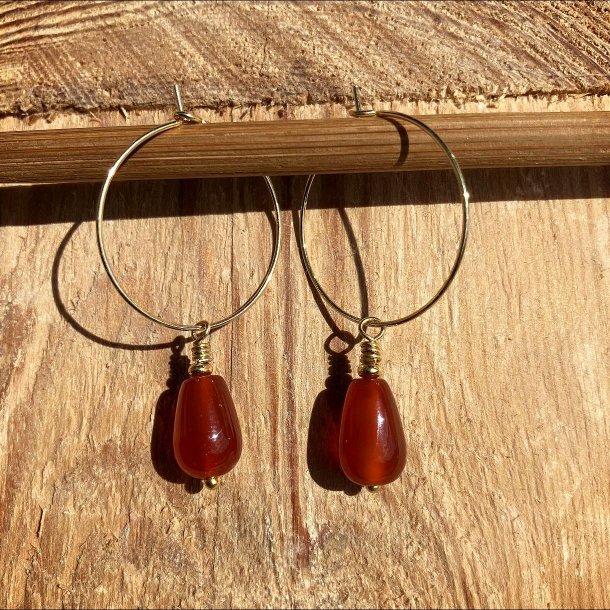 reringe, hndlavede forgyldte creol med agat drber.