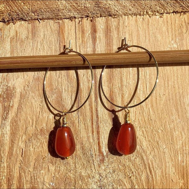 reringe, hndlavede forgyldte creol med agat drber.