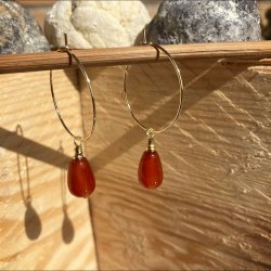 reringe, hndlavede forgyldte creol med agat drber.