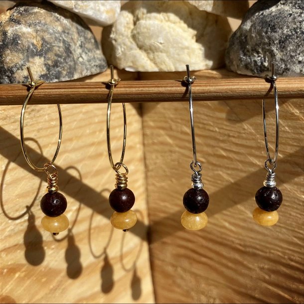 reringe, hndlavet Dubhe creol med gul jade krystal og brun lavasten, tilgngelig i guldfarvet og slvfarvet.