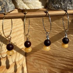 reringe, hndlavet Dubhe creol med gul jade krystal og brun lavasten, tilgngelig i guldfarvet og slvfarvet.