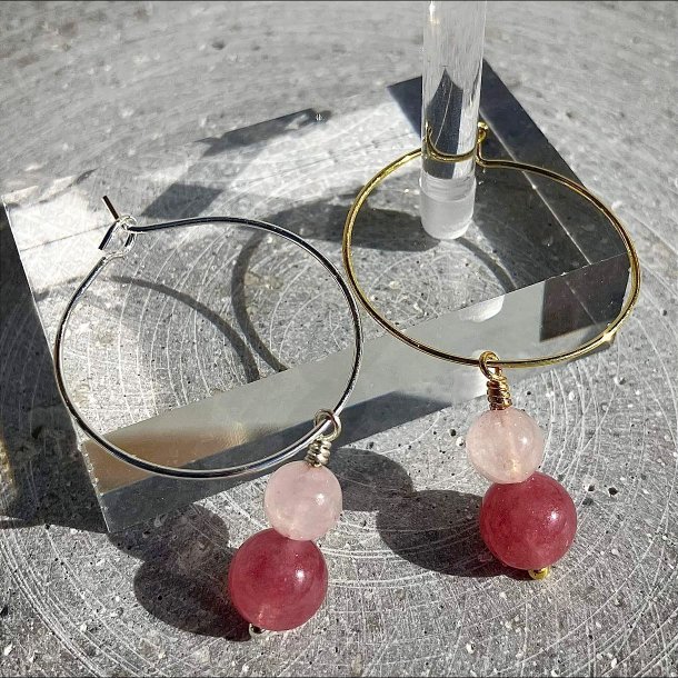 Rose creol reringe med rosakvarts og jordbrkvarts – hndlavet i forgyldt eller forslvet design, udstrler krlig og varm energi.