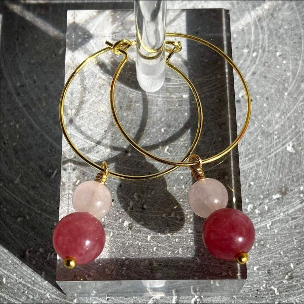 Rose creol reringe med rosakvarts og jordbrkvarts – hndlavet i forgyldt design, skaber varm og krlig energi.