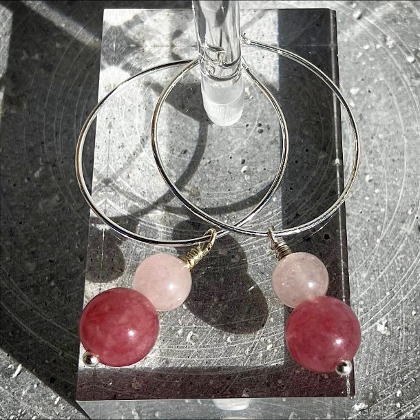 Rose creol reringe med rosakvarts og jordbrkvarts – hndlavet i forslvet design, udstrler krlig energi.