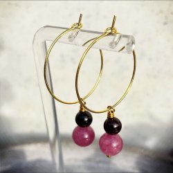 Hndlavet forgyldt orkid-creol med rd granat og magenta morganit.