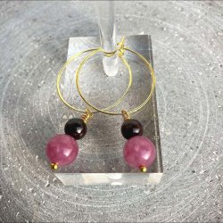 Hndlavet forgyldt orkid-creol med rd granat og magenta morganit.