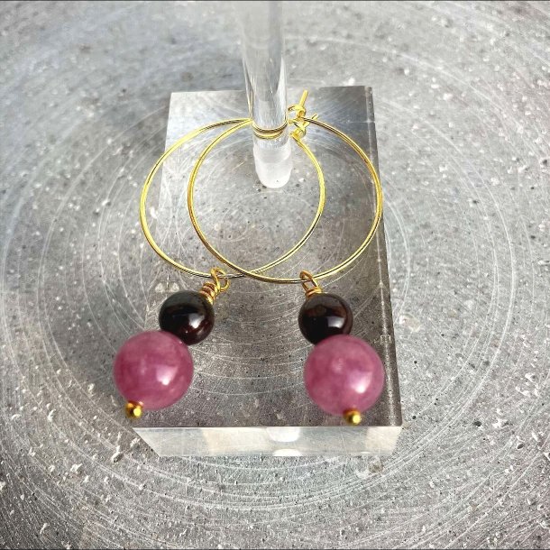 Hndlavet forgyldt orkid-creol med rd granat og magenta morganit.