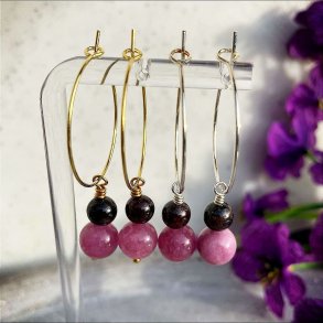 Hndlavede orkid-creoler i forgyldt og forslvet med rd granat og magenta morganit.