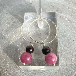 Hndlavet forslvet orkid-creol med rd granat og magenta morganit.