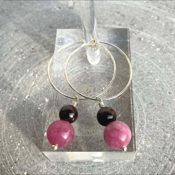 Hndlavet forslvet orkid-creol med rd granat og magenta morganit.