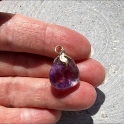 Ametyst vedhng med bladformet sken der er nedsat i pris da den har brunlig variation p siden