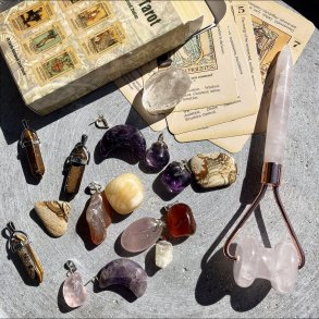 Billedet viser et udvalg af forskellige produkter i vores outlet-kategori, der lbende ndrer sig, herunder krystaller, smykker, dekoration og wellness-tilbehr.