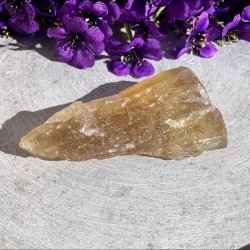 Gul fluorit r� unika krystal p� 131 gram vist fra siden i naturligt dagslys.