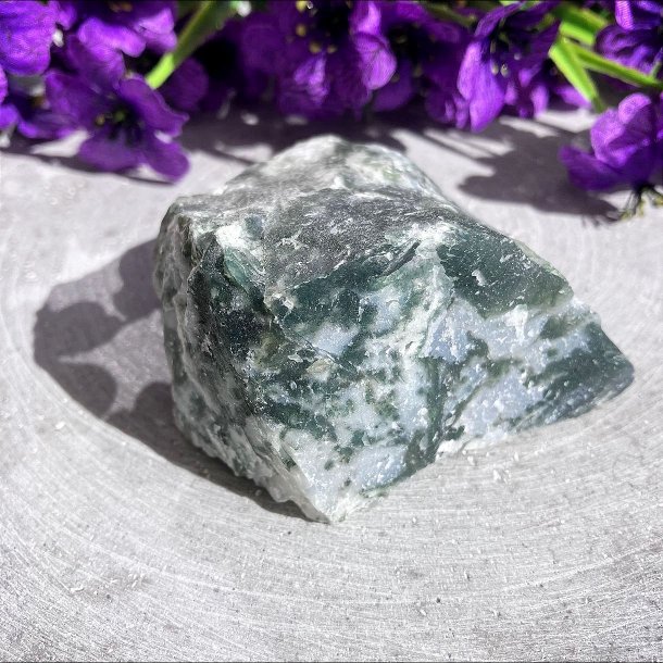 R� chalcedon kvarts af typen mosagat med hvidlige og gr�nne m�nstre fra Brasilien.
