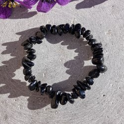 Elastisk krystal armb�nd med polerede sorte agat chips.