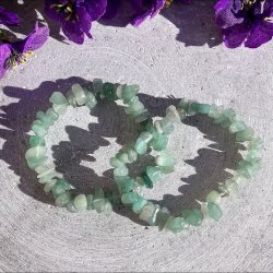 To gr�nne jade chip armb�nd.