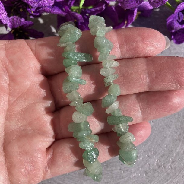 N�rbillede af to gr�nne jade chip armb�nd p� en h�nd.