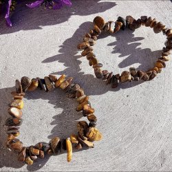 To elastik armb�nd i tiger�je krystal chip