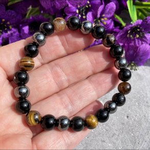 Armb�nd med �gte tiger�je, h�matit og obsidian krystaller b�ret p� h�nden for at vise st�rrelse.