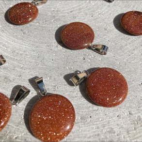 Flere runde Guldsten vedh�ng 2 cm, menneskeskabte sten med dyb r�dbrun farve og gyldne gnister