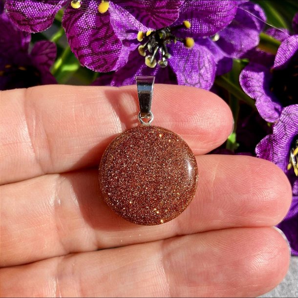 Rundt Guldsten vedh�ng 2 cm, menneskeskabt sten med dyb r�dbrun farve og funklende gyldne gnister