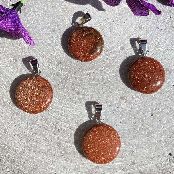 Fire runde Guldsten vedh�ng 2 cm, menneskeskabte med dyb r�dbrun farve og gyldne gnister