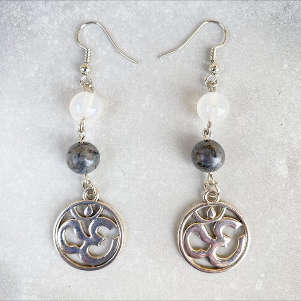 Hvid Agat/Labradorit reringe  med "Ohm"