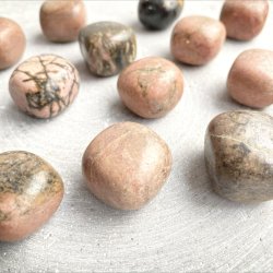 Rhodonit  (ca. 2 cm)