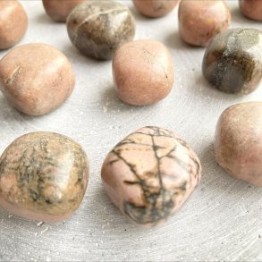 Rhodonit  (ca. 2 cm)