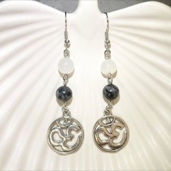 Hvid Agat/Labradorit reringe  med "Ohm"