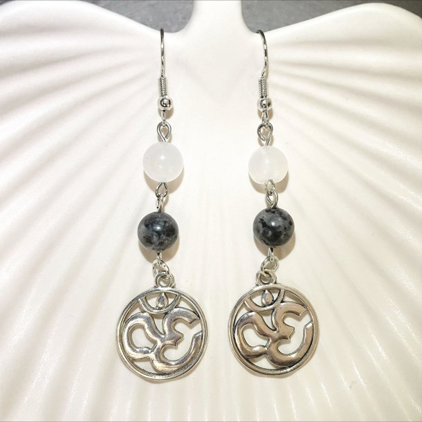 Hvid Agat/Labradorit reringe  med "Ohm"