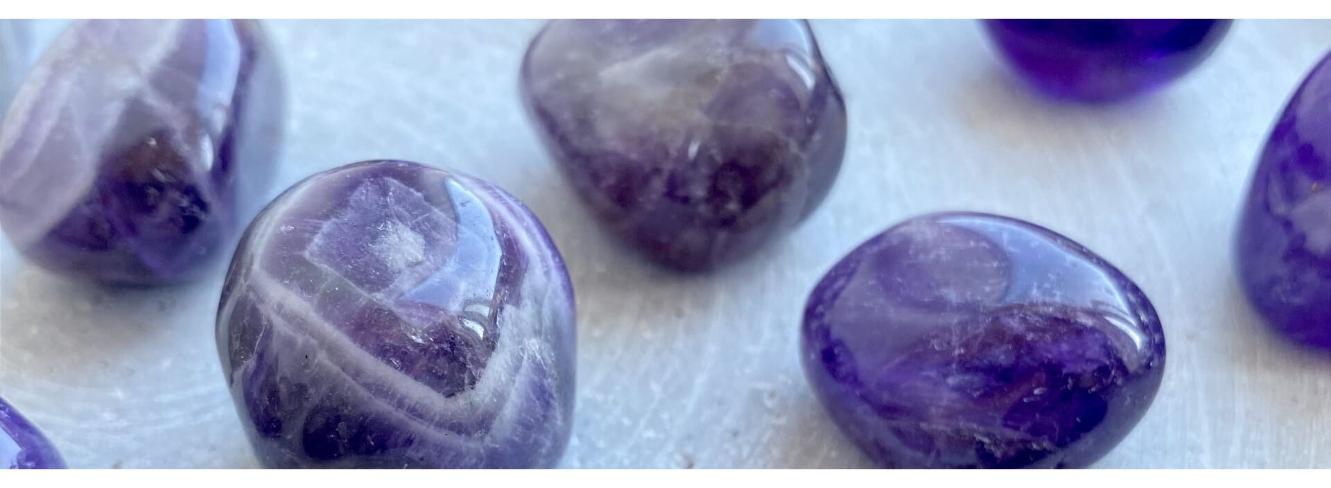 Ametyst Chevron krystal med lilla og hvide bnd, symbol p klarhed, ro og fokus.